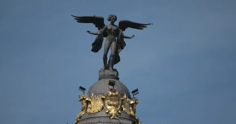 4K Close Up of winged Goddess statue on the Edificio Metropolis, Madrid, Spain 库存影片 39934071