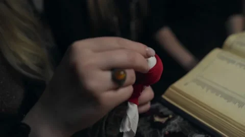 4K. Close-up of a woman's hand in a dark room sticking a needle into a voodoo Vídeos de archivo 201683676