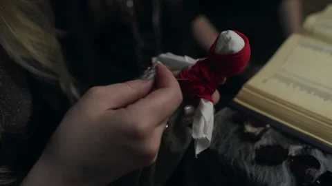4K. Close-up of a woman's hand in a dark room sticking a needle into a voodoo Vídeo Stock 201683721