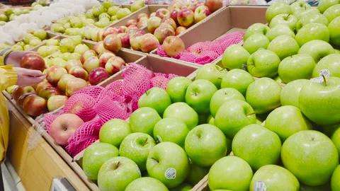 4K Close-Up of a Woman's Hand Selecting apple at Superstore 스톡 동영상 236831113