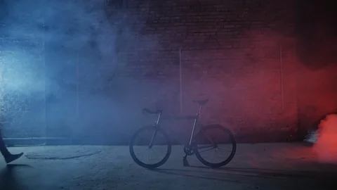 4K The closeup of the bicycle standing covered with the smoke and the man Vidéo 102863776