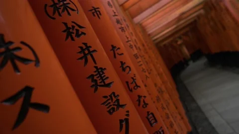 4K Closeup of Writing Camera Twist Roll on Torii Gates at Fushimi Inari Shrine — Видео 150823725