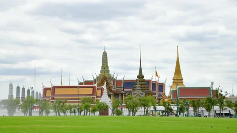 4k Cloudy Sky Timelapse Wat Phra Kaew Temple of the Emerald Buddha, grand palace Stock Footage 176417675