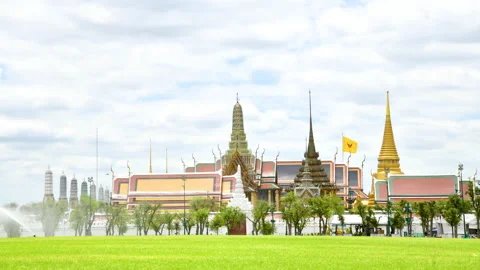 4k Cloudy Sky Timelapse Wat Phra Kaew Temple of the Emerald Buddha, grand palace Vidéo 180478345