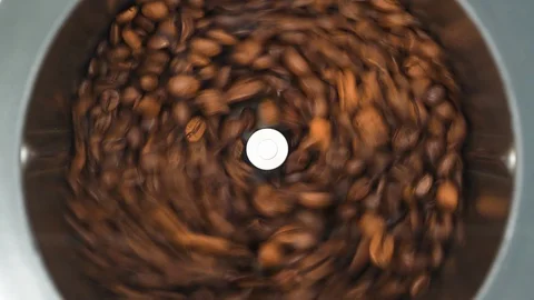 4K - Coffee grinder grinds coffee beans Video stock 127994183