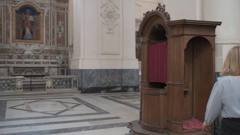 4k confessional Stockbeeldmateriaal 90983877