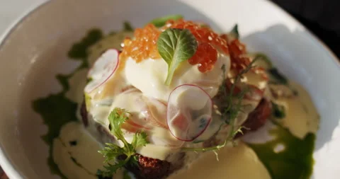 4K cooked poached egg benedict sandwich in the sun in slow motion Video stock 151296547