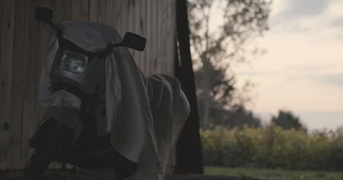 4k Covered Motorcycle in Barn at Sunset Vídeo Stock 104971977