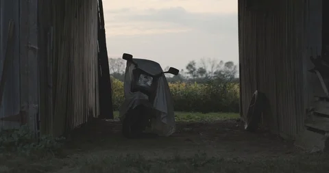 4k Covered Motorcycle in Barn at Sunset Vídeo Stock 104971981