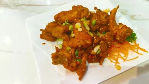 4K crispy spicy deep fried pork chop food garnished with vegetables peppers.. Vídeo Stock 318132095