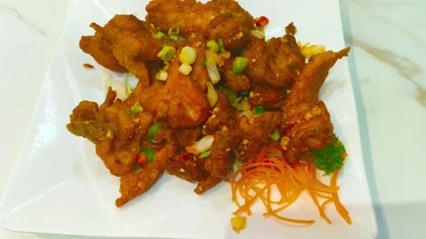 4K crispy spicy deep fried pork chop food garnished with vegetables peppers.. Vídeo Stock 318132127