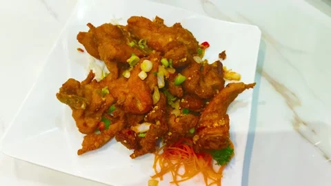 4K crispy spicy deep fried pork chop food garnished with vegetables peppers.. Vídeo Stock 318132239