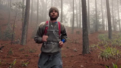 4k Cross country runner man, running and exercising on a misty mountian forest, Vídeo Stock 199620547