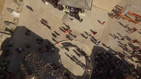 4k Crowd of people move at old European piazza center from above sunny day Vidéo 86493544