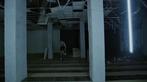 4K The cyclist rides to the camera Stock-Footage 103059940