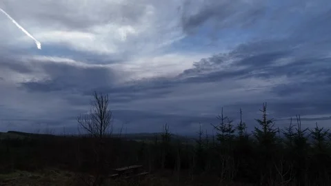 4K Dark Rural Landscape With Dramatic Cloudy Sky Stockbeeldmateriaal 333928313