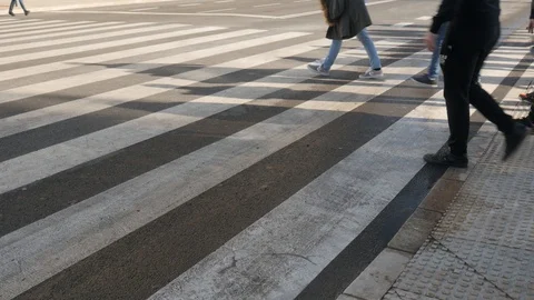 4k daylight close up static shot of lots of people starting to cross a street in Stock Footage 124203633
