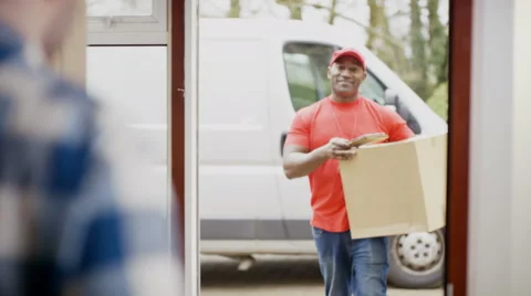 4K Delivery driver bringing package to customer's door &amp; getting signature Vidéo 63140444