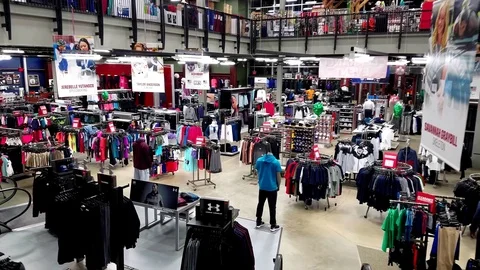 4K Dicks Sporting Goods retailer, lower level clothing section 스톡 동영상 86258680