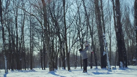 4K The distant shot of how father plays with a child by throwing him in the air Vidéo 102443906