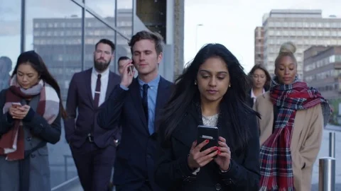 4K Diverse crowd of city workers walking to work in the morning Vidéo 72717819