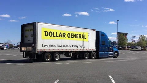 4K Dollar General store merchandise delivery truck Vídeos de archivo 129790475