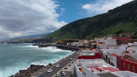 4K Drone aerial view of large waves hitting the rocky volcanic coastline of Stock-Footage 332681173
