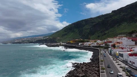 4K Drone aerial view of large waves hitting the rocky volcanic coastline of Vídeos de archivo 332681197