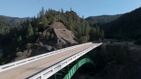 4K Drone Crossing the Bluff Creek Bridge near the Klamath River Vídeo Stock 314806810
