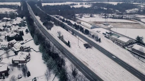 4K drone flight above highway overlooking peaceful, tranquil scenery covered in  Vídeo Stock 101490059