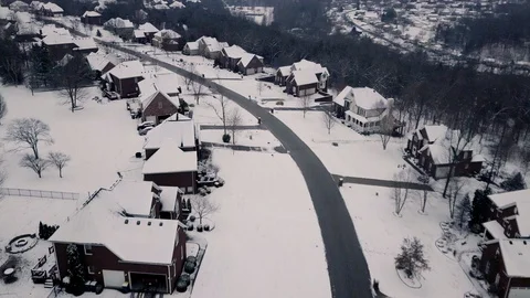 4K drone flight above peaceful, quiet neighborhood scene after the first snow fa Vídeo Stock 101489866