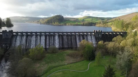 4K Drone Flight Over Dam at Sunset in Wales with Lake and Rolling Hills Видео 333144034