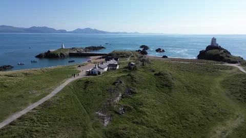 4K Drone Flight Over the North Wales Coast with Lighthouse, Coastal House and Bo Vídeo Stock 334686128