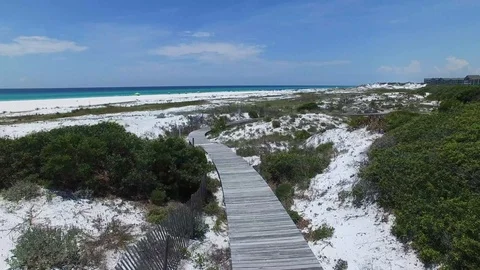4K Drone Flying Out to Ocean Over Boardwalk, White Sandy Beach and Dunes 库存影片 123086992