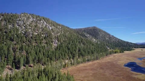4K Drone Footage of Expansive Alpine Valley with Natural Terrain 库存影片 334695486