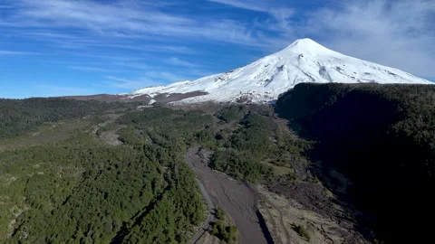 4K Drone Footage Flying Upward and Forward a Snow-Capped Volcano above Forest Vídeos de archivo 318693553