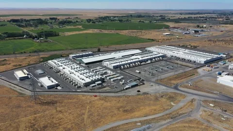 4k drone footage of a massive data center cloud service in Boardman, Oregon, USA Stock-Footage 341391910