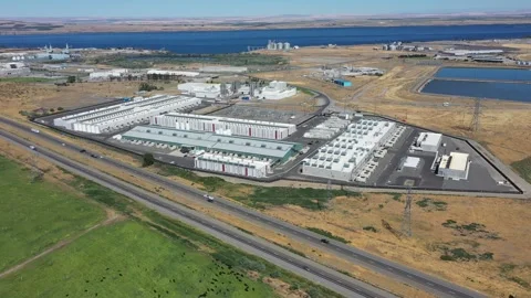4k drone footage of a massive data center cloud service in Boardman, Oregon, USA Видео 341392327
