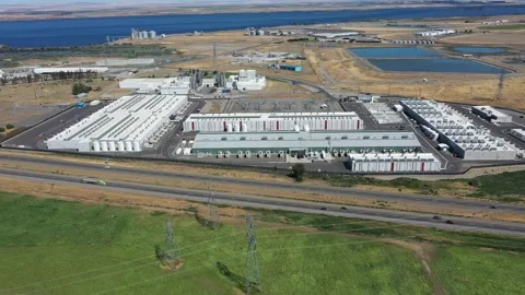 4k drone footage of a massive data center cloud service in Boardman, Oregon, USA Видео 341392364
