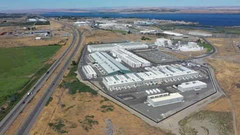 4k drone footage of a massive data center cloud service in Boardman, Oregon, USA Stock-Footage 341392365