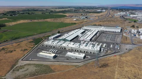 4k drone footage of a massive data center cloud service in Boardman, Oregon, USA 库存影片 341392370