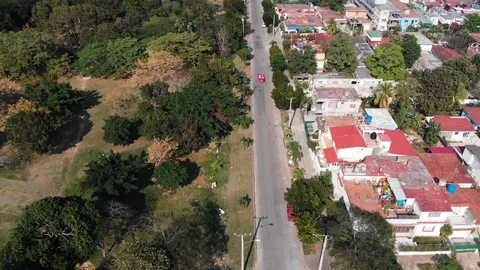 4k drone footage red convertable driving through streets of Havanna Cuba 2 库存影片 119069904
