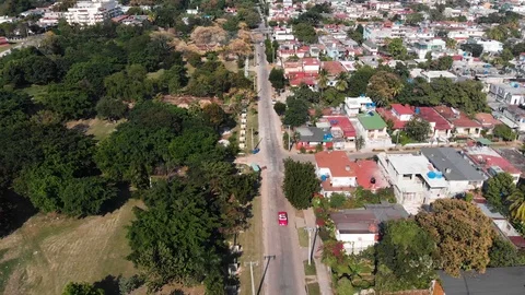 4k drone footage red convertable driving through streets of Havanna Cuba 库存影片 119069953