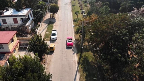 4k drone footage red convertable Havanna Cuba follow shot  库存影片 119070170