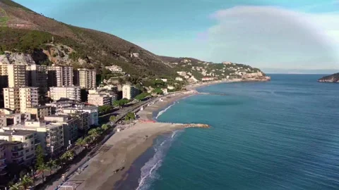 4k drone footage of a stretch of beach on the Ligurian coast Vidéo 296553370