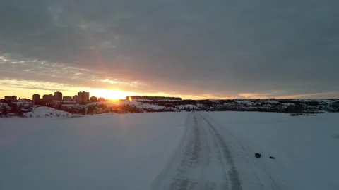 4k drone footage of the sun setting over Yellowknife, Northwest Territories Vídeo Stock 306861242