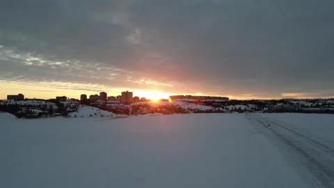 4k drone footage of the sun setting over Yellowknife, Northwest Territories Vídeo Stock 306861264