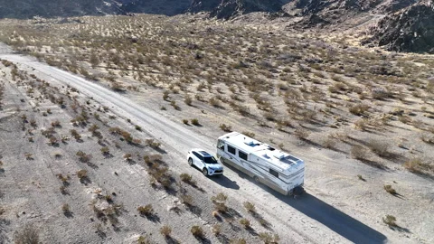 4K Drone A Friendly Roadside Exchange in Sawtooth Canyon Vídeo Stock 313387894