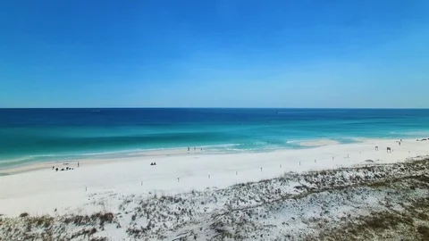 4K Drone Lifting up Over Beach Looking out to Brilliant Blue Ocean 库存影片 109356571