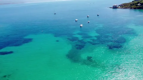 4K drone over crystal blue water, in Alghero Sardinia Stockbeeldmateriaal 323265219